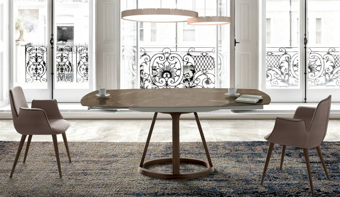 Moderna mesa extensible con encimera en porcelánico y madera de nogal