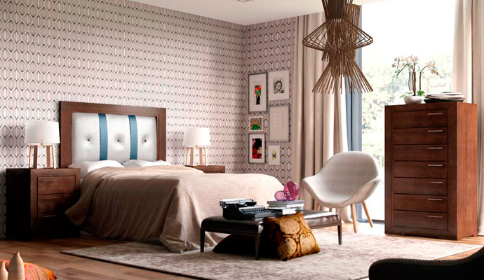 Dormitorio rústico de matrimonio con comodín y cabezal tapizado.