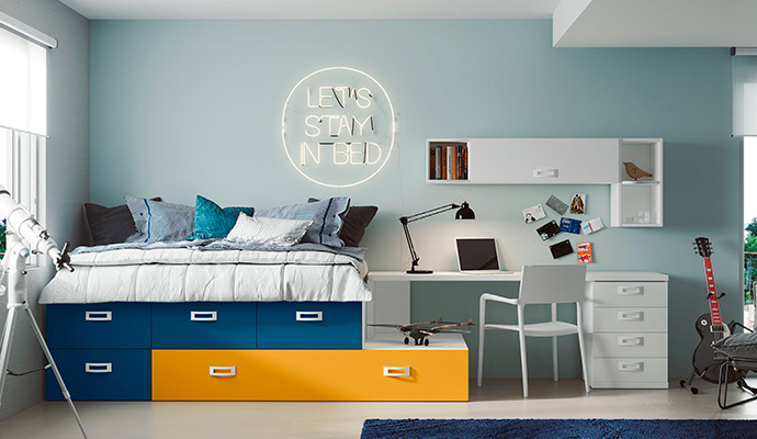 Dormitorio juvenil de estilo moderno en blanc, amarillo y azul ártico