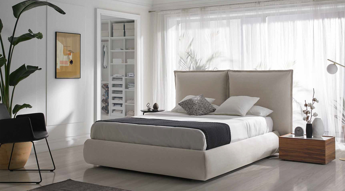 Elegante dormitorio completo con cama tapizada de 150x190 cms.
