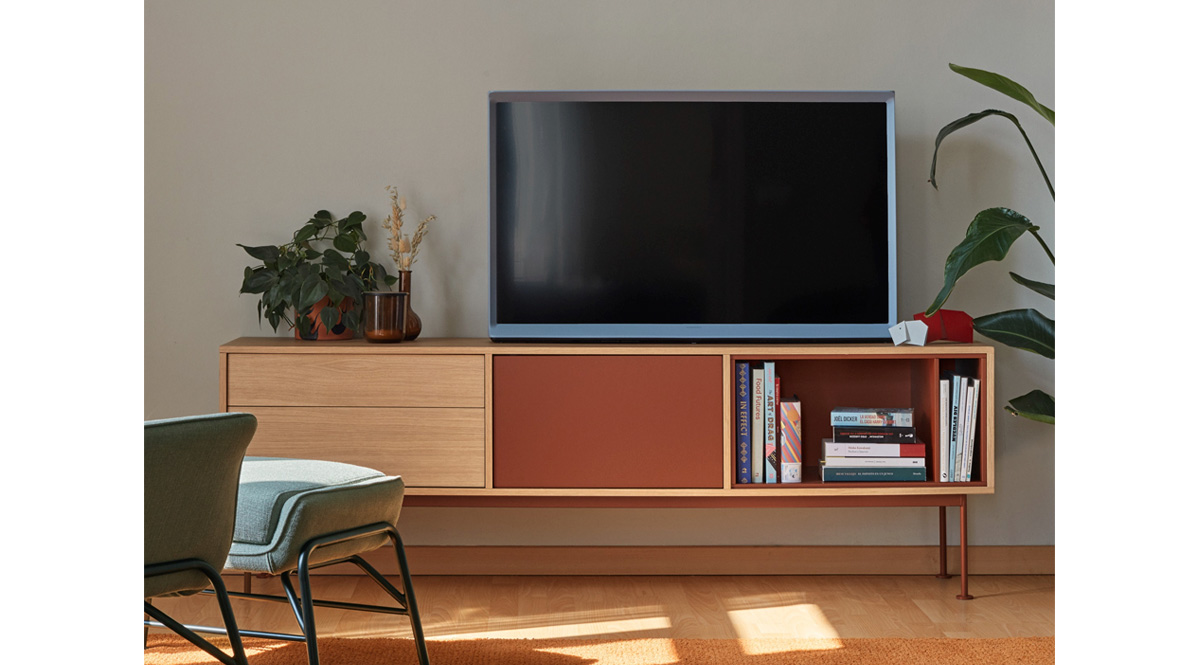 Mueble TV. de chapa madera natural y detalles lacados