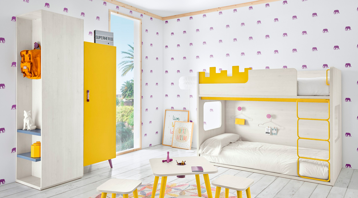 Dormitorio infantil con cama litera Montessori y zona de juego